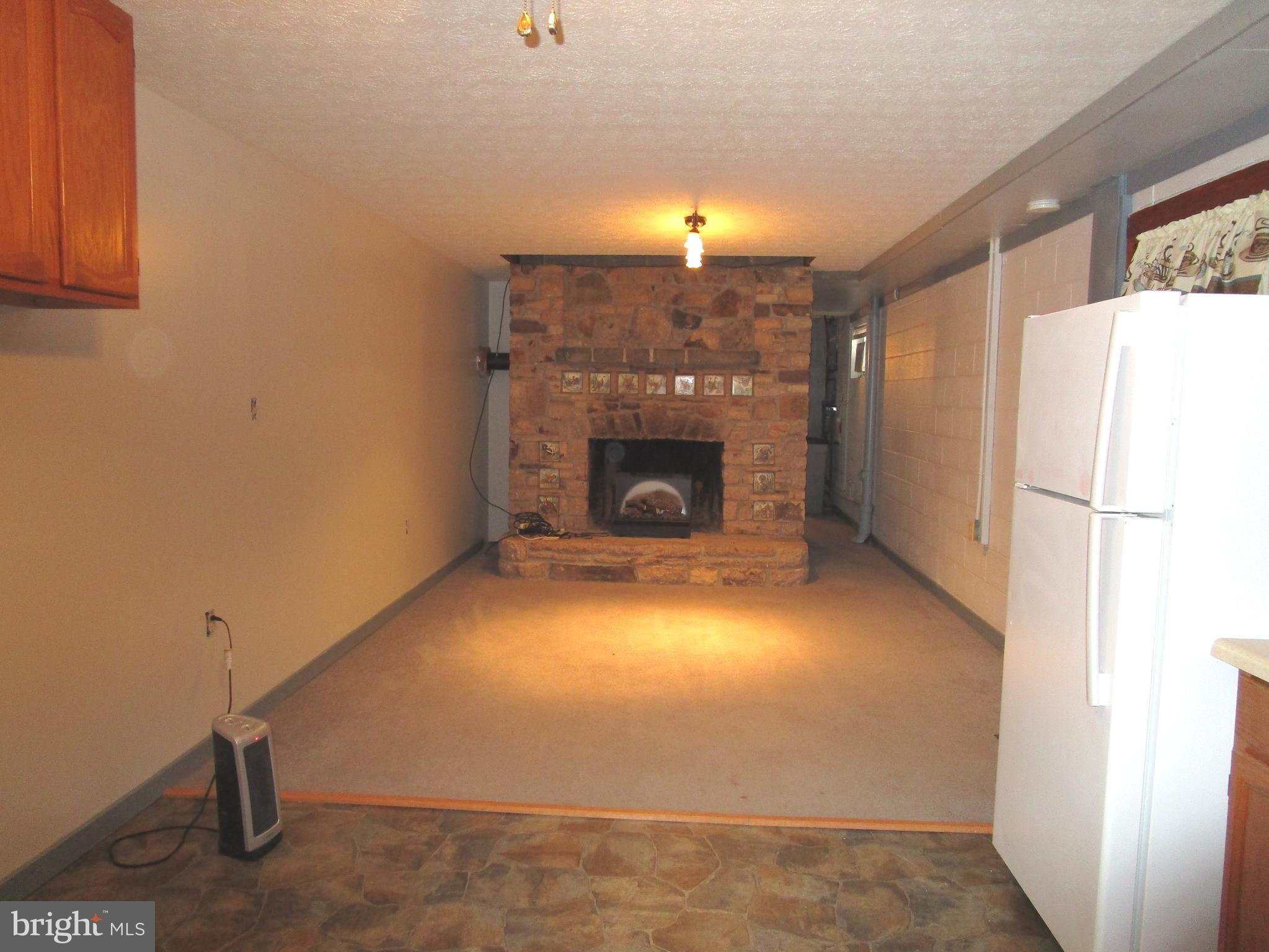 1346 Old Grade Road Strasburg, VA 22657 - Photo 3 of 9 LIVINGROOM