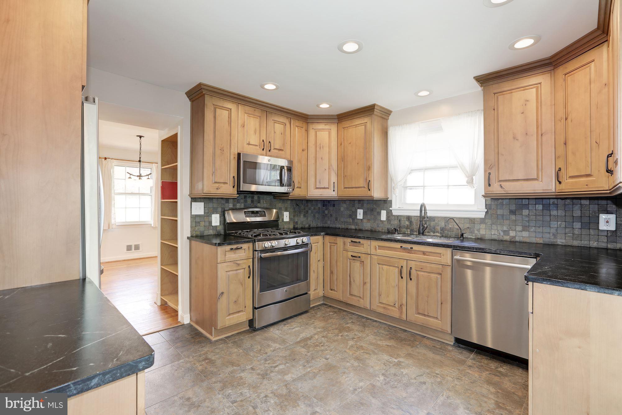 11713 Kingtree Street Silver Spring, MD 20902 - Photo 10 of 26 Kitchen