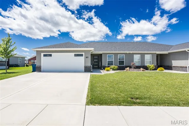 $250,000 | 126 Bridgeport Drive, Moro, IL 62067