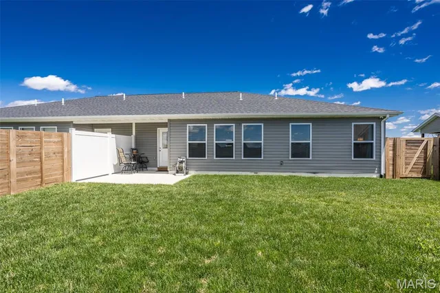 $250,000 | 126 Bridgeport Drive, Moro, IL 62067