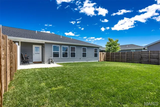 $250,000 | 126 Bridgeport Drive, Moro, IL 62067