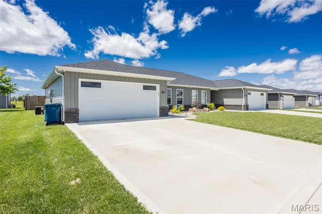 $250,000 | 126 Bridgeport Drive, Moro, IL 62067