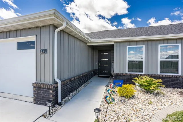 $250,000 | 126 Bridgeport Drive, Moro, IL 62067