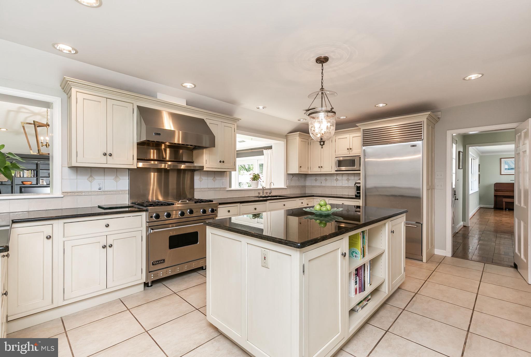 603 St Francis Road Baltimore, MD 21286 - Photo 4 of 54 Bright Spacious Kitchen