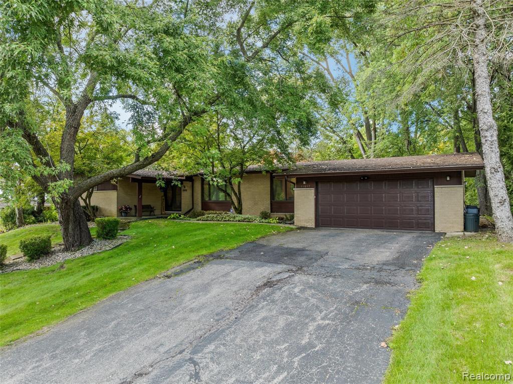 31017 Carriage Hill Road Farmington Hills, MI 48331 - Photo 4 of 39