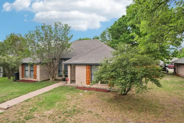 $350,000 | 1003 Meridith Drive, Terrell, TX 75160