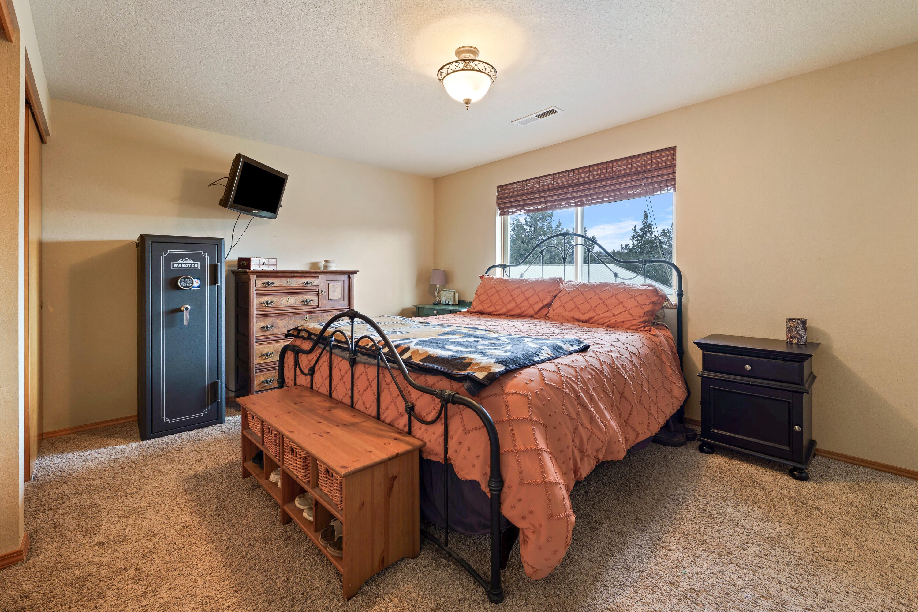 5871 Southwest Badger Road Terrebonne, OR 97760 - Photo 14 of 50 Primary bedroom