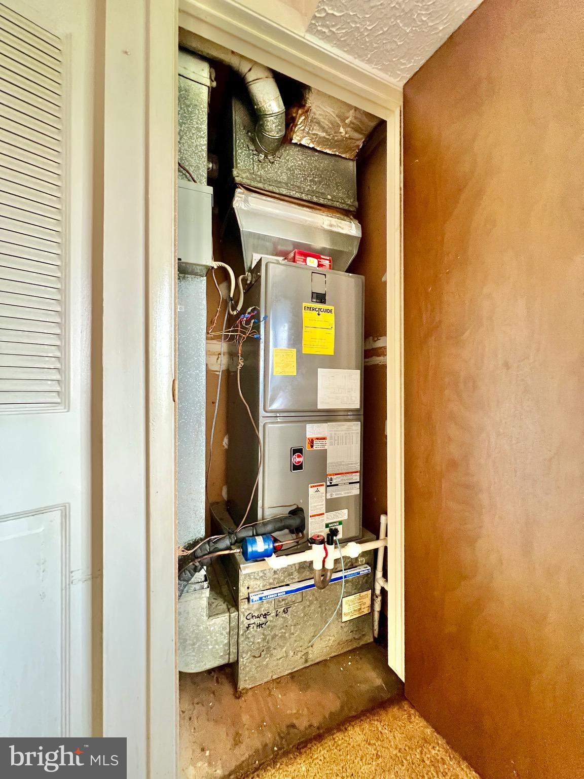 999 Heather Ridge Drive, Unit 2L Frederick, MD 21702 - Photo 12 of 19 a living room with a couch