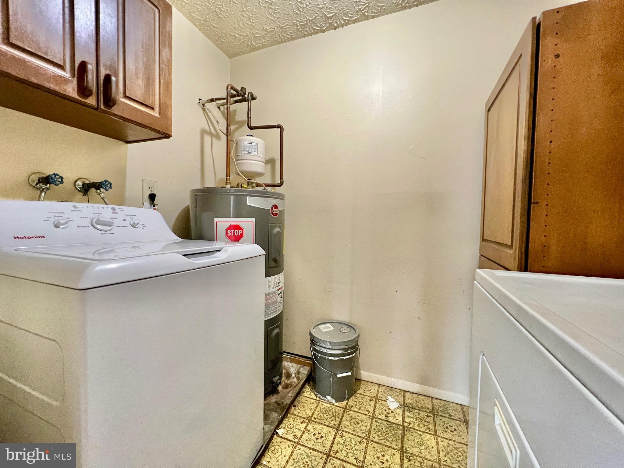 999 Heather Ridge Drive, Unit 2L Frederick, MD 21702 - Photo 14 of 19 a bathroom with a sink and a washing machine