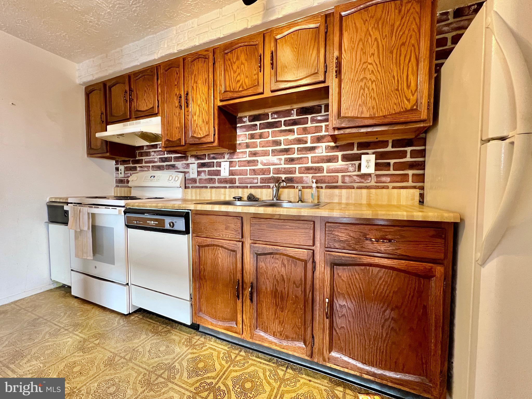 999 Heather Ridge Drive, Unit 2L Frederick, MD 21702 - Photo 3 of 19 a kitchen with stainless steel appliances granite countertop a sink and a stove