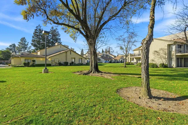 a view of a house with backyard