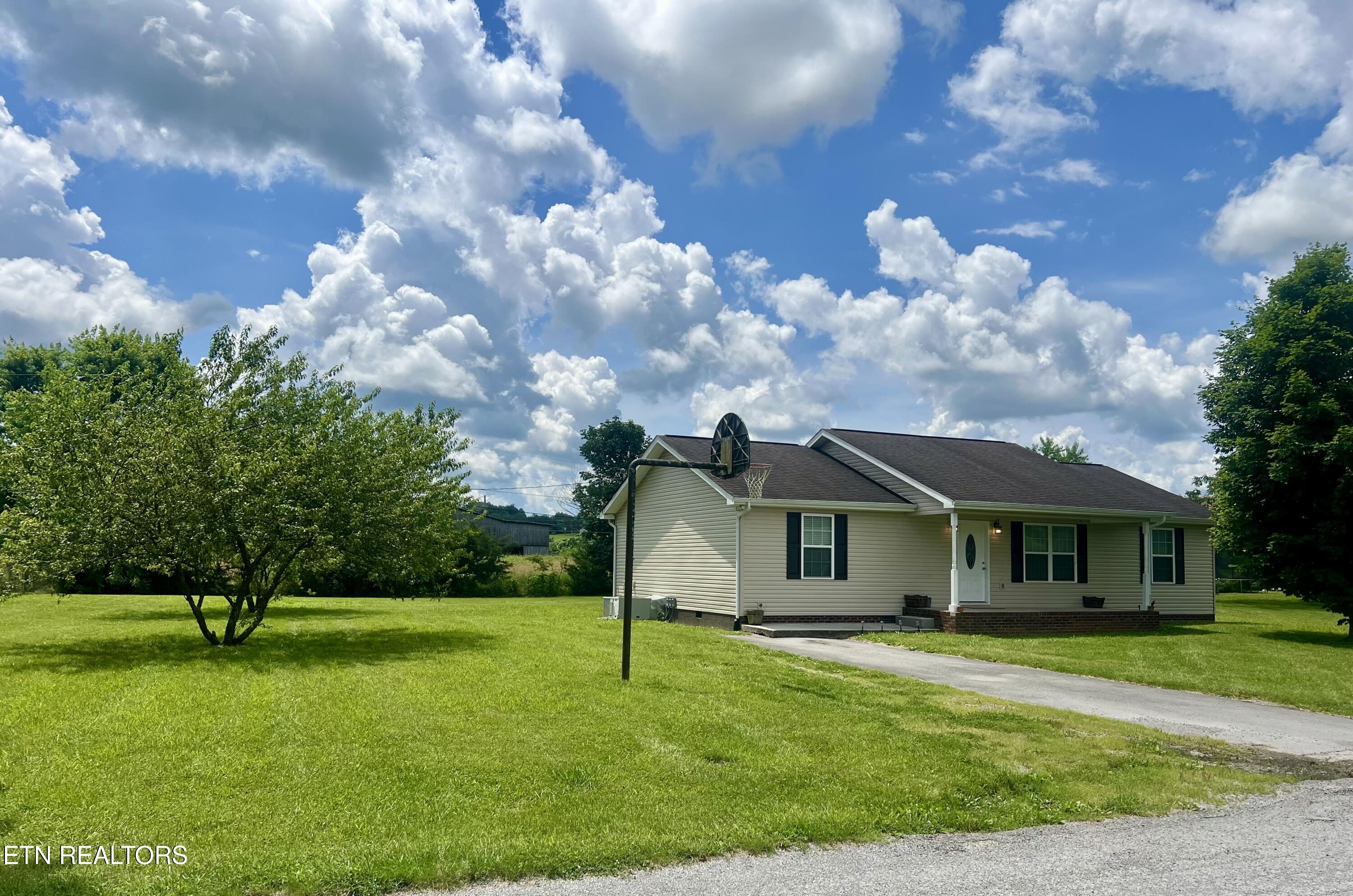 181 Chestnut Road Speedwell, TN 37870 - Photo 2 of 25 IMG_7784