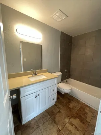 $795 | 1590 Clinton Street, Unit 206, Aurora, CO 80010