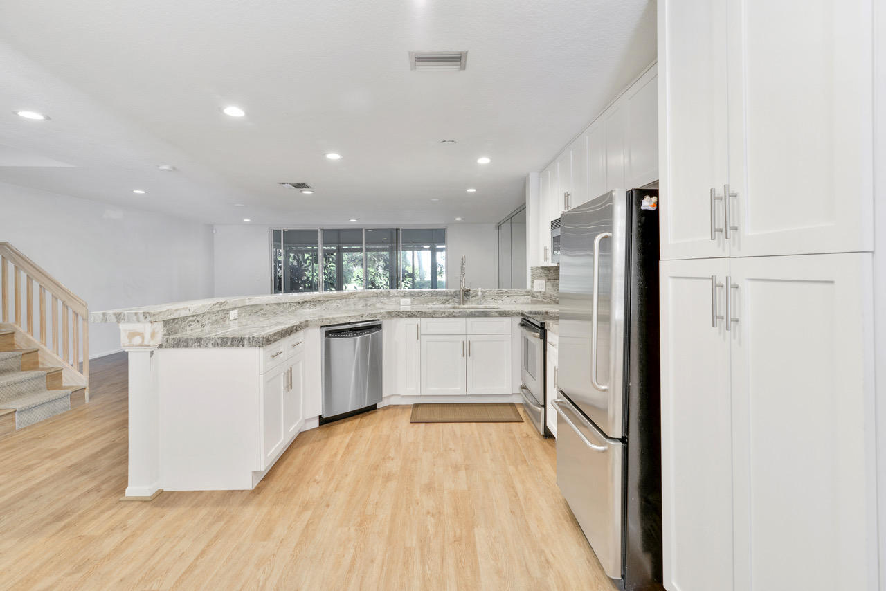 6191 Old Court Road, Unit 806 Boca Raton, FL 33433 - Photo 10 of 46 KItchen