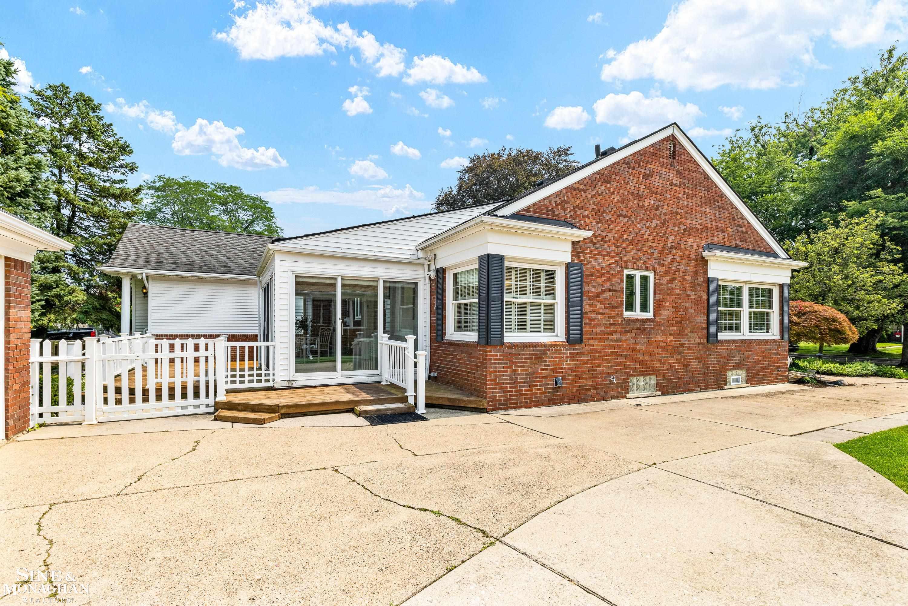 596 Hampton Road Grosse Pointe, MI 48236 - Photo 28 of 37 50116672-27.JPG