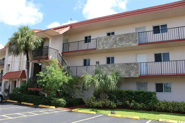 $1,850 | 1080 Del Lago Circle, Unit 202, Sunrise, FL 33313