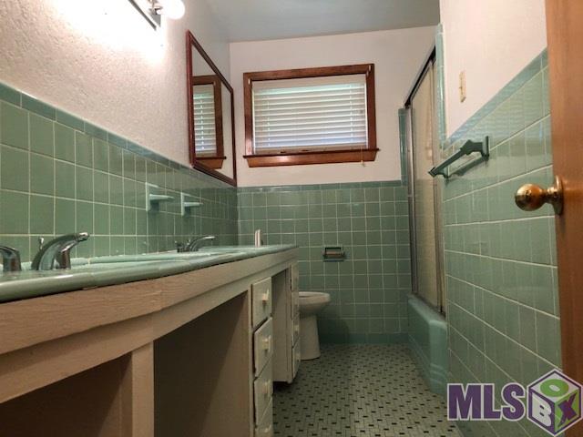 2264 77th Avenue Baton Rouge, LA 70807 - Photo 9 of 19 Hall Bath