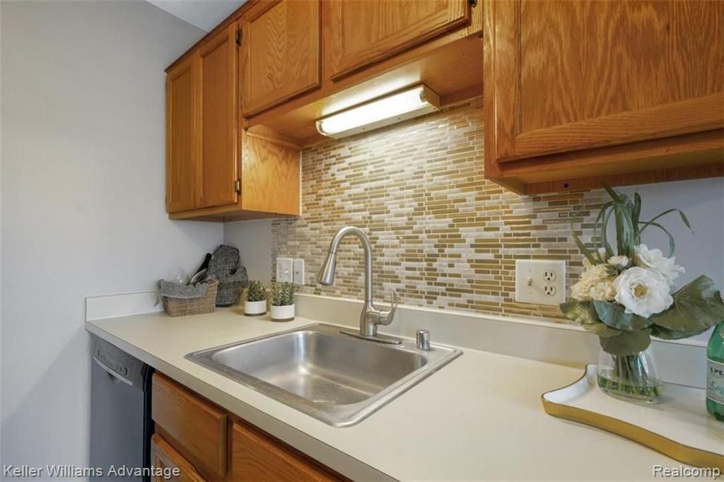 22313 Peach Tree Novi, MI 48375 - Photo 5 of 29