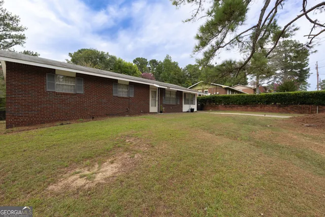 a view of a house with a yard