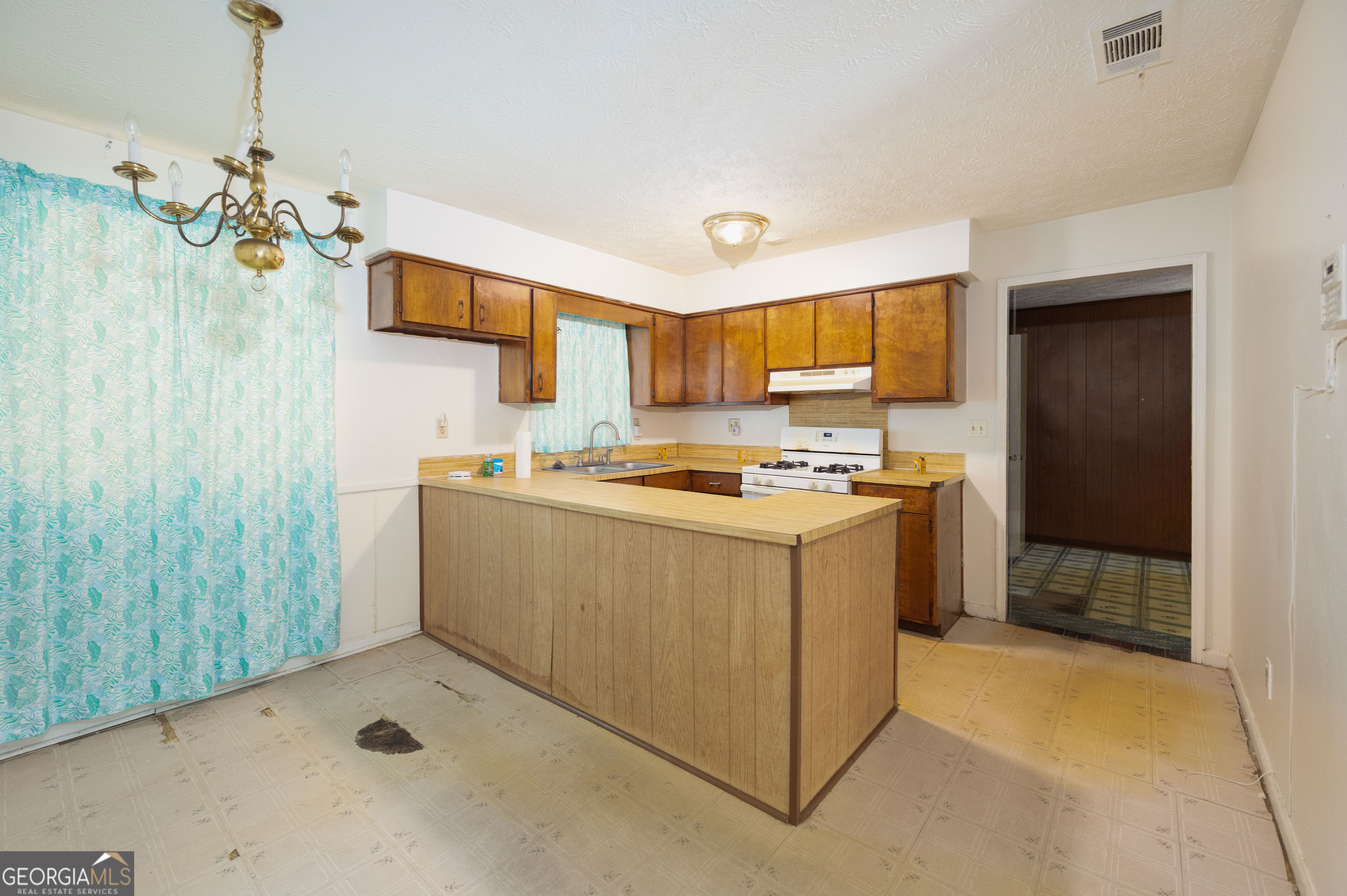 6059 Nassau Circle Columbus, GA 31907 - Photo 6 of 16 a kitchen that has a lot of cabinets in it