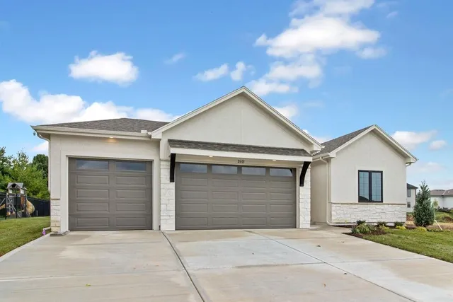 $569,000 | 2601 Northeast Crestview Street, Blue Springs, MO 64029