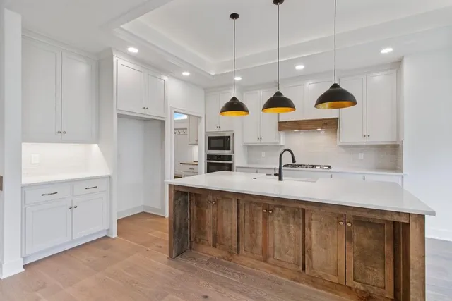 $569,000 | 2601 Northeast Crestview Street, Blue Springs, MO 64029