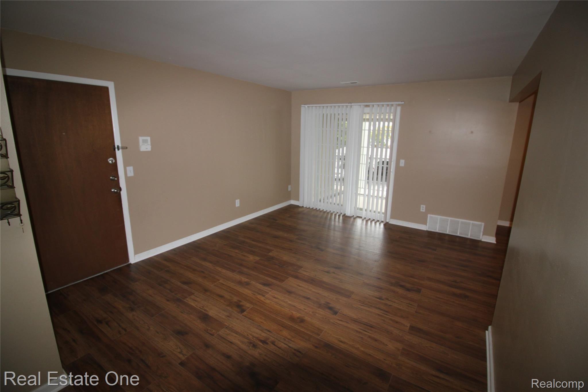 460 Baldwin Avenue, Unit 40 Rochester, MI 48307 - Photo 6 of 23 IMG_4126.JPG
