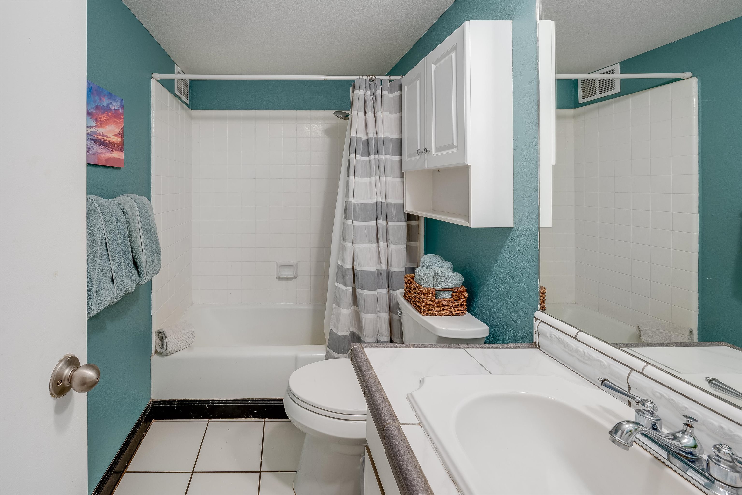 2191 South Kihei Road, Unit 2413 Kihei, HI 96753 - Photo 19 of 34 a bathroom with a sink toilet and shower