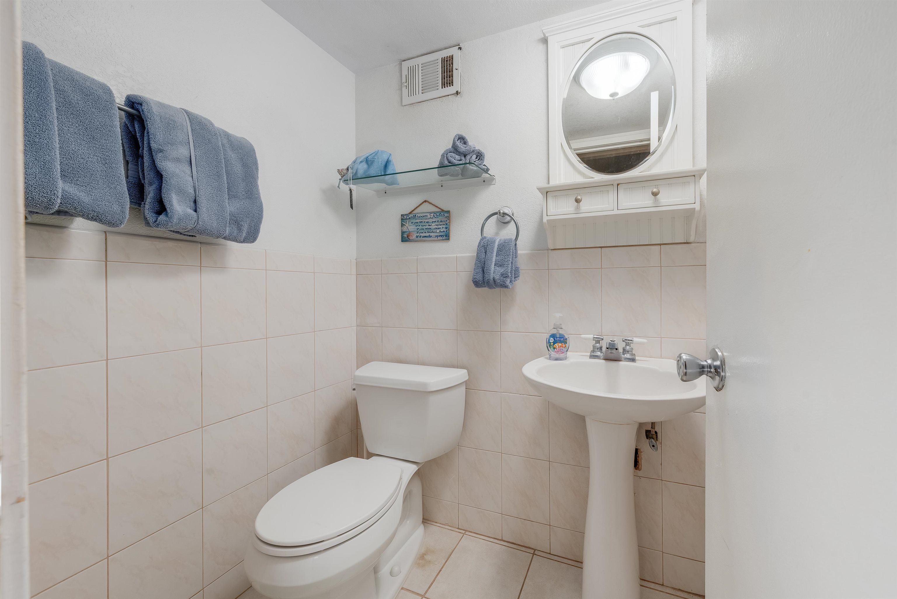 2191 South Kihei Road, Unit 2413 Kihei, HI 96753 - Photo 22 of 34 a bathroom with a toilet sink and mirror