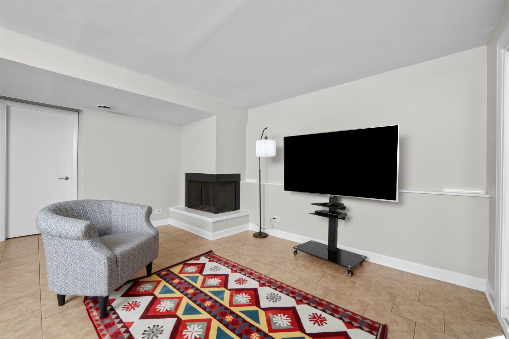 311 Harding Avenue Libertyville, IL 60048 - Photo 22 of 41 a living room with furniture and a flat screen tv