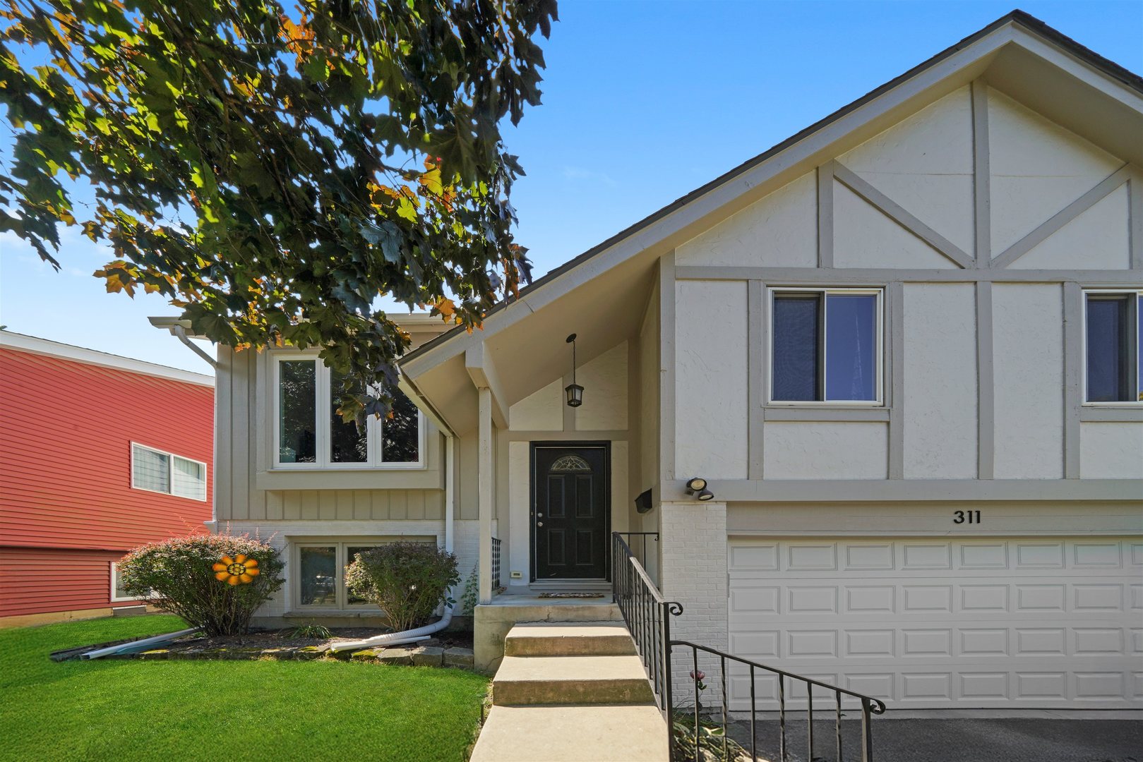311 Harding Avenue Libertyville, IL 60048 - Photo 4 of 41 a front view of a house with a garden