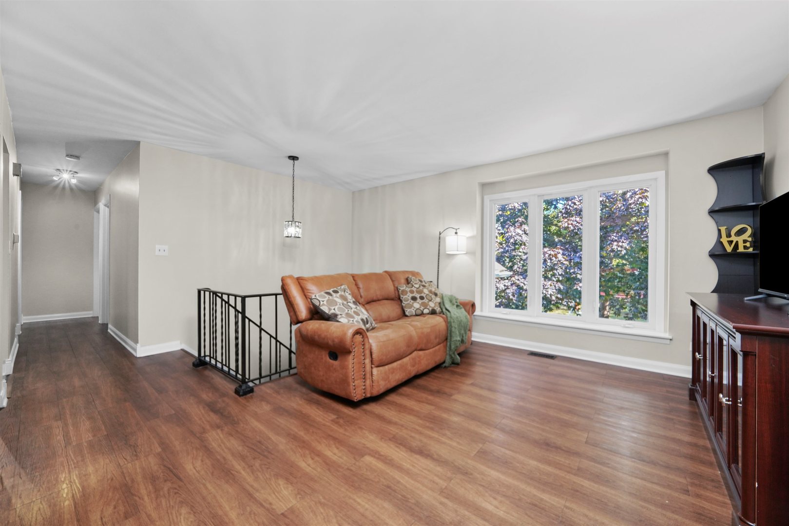 311 Harding Avenue Libertyville, IL 60048 - Photo 6 of 41 a living room with furniture and a flat screen tv