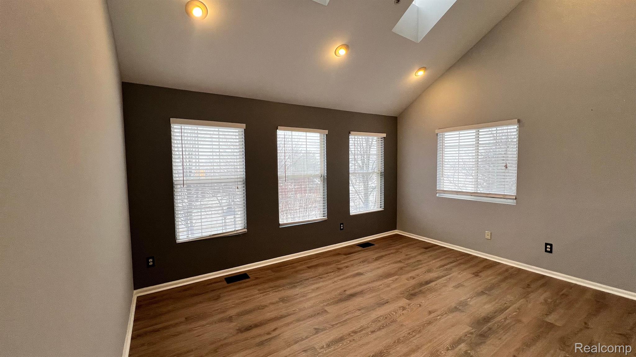 1075 Beaver Run Troy, MI 48083 - Photo 5 of 11 Gallery Image 5