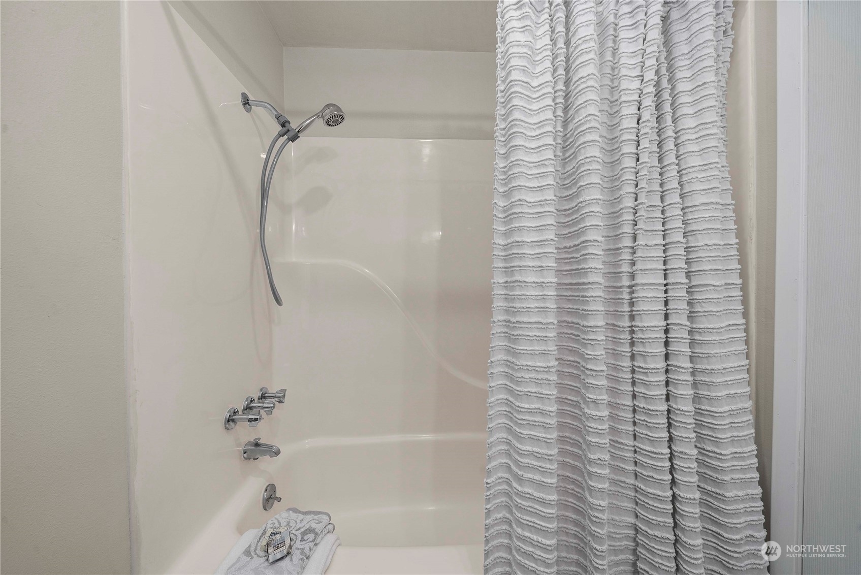 2004 North E Street Aberdeen, WA 98520 - Photo 18 of 38 a bathroom with a shower