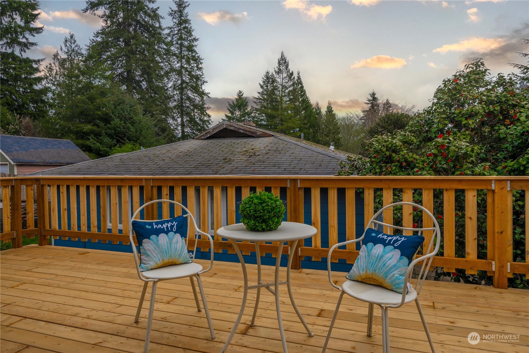 2004 North E Street Aberdeen, WA 98520 - Photo 25 of 38 a balcony with table and chairs