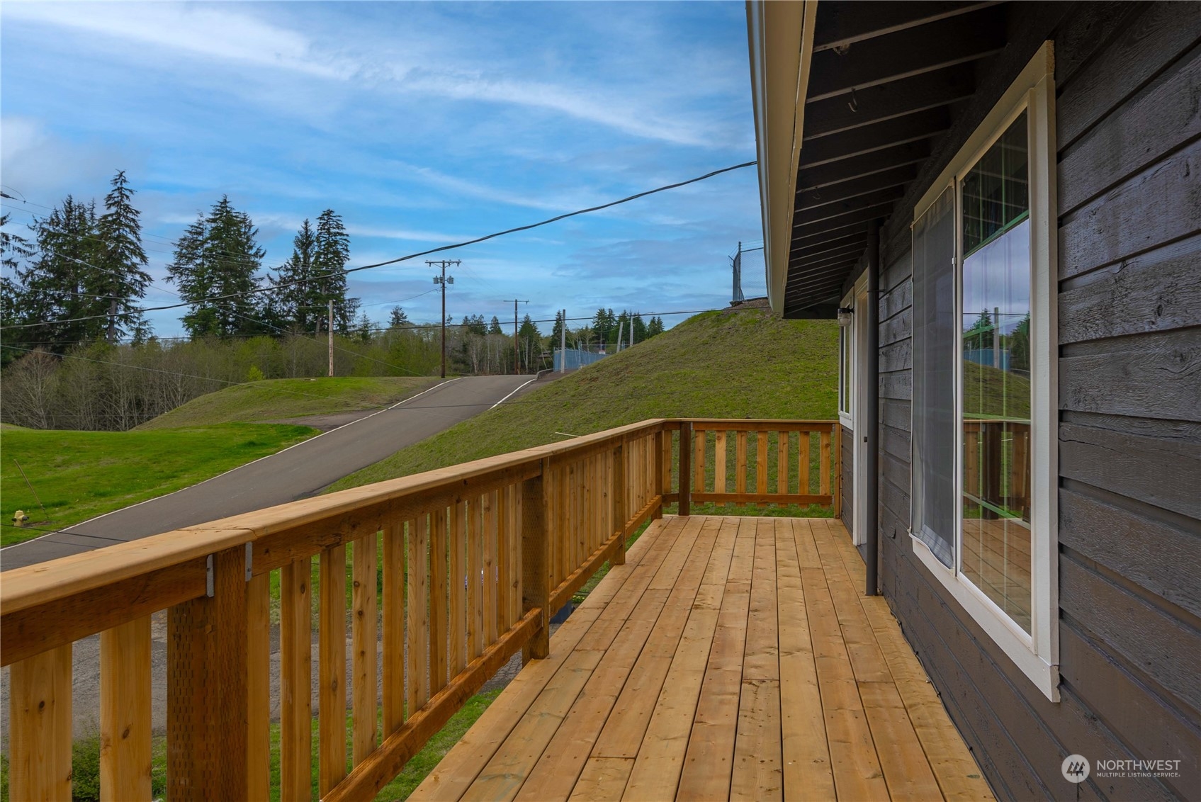 2004 North E Street Aberdeen, WA 98520 - Photo 28 of 38 a view of balcony with yard