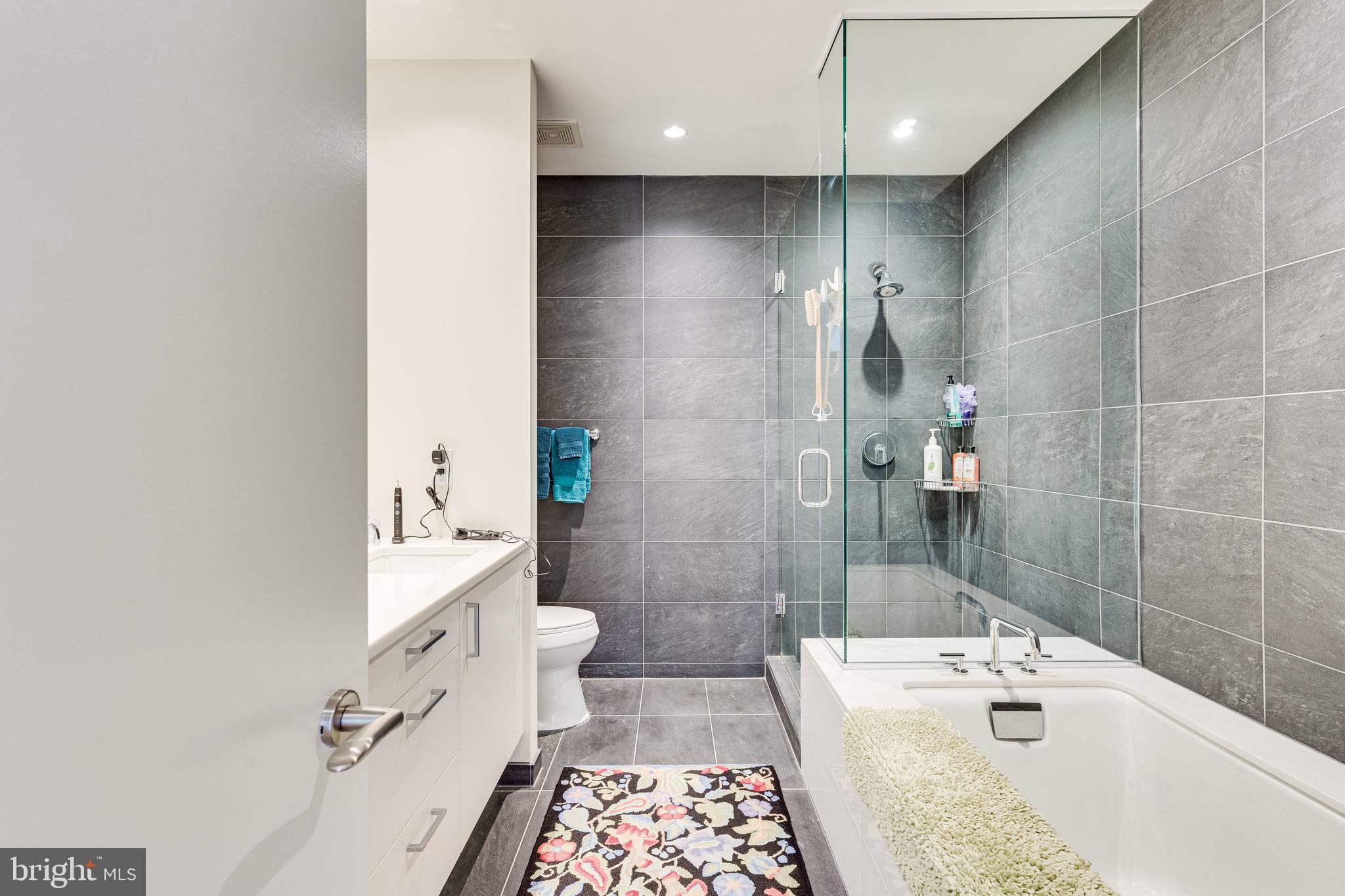 1177 22nd Street Northwest, Unit 3M Washington, DC 20037 - Photo 14 of 26 Primary bath
