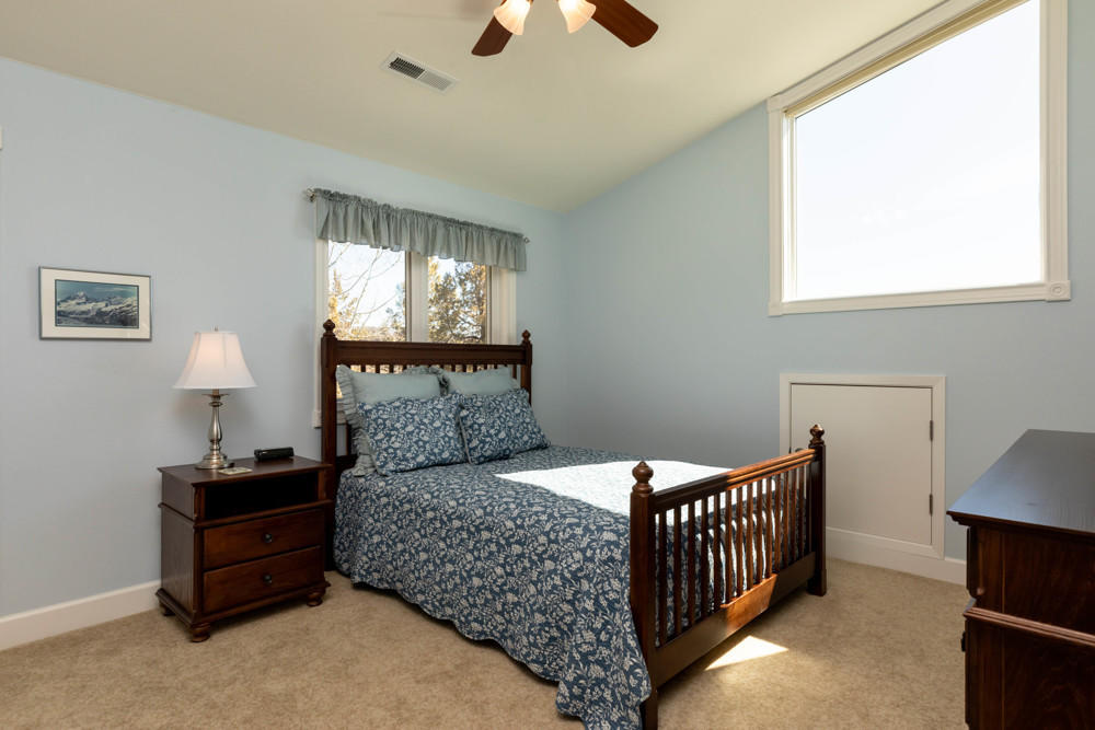 4426 Murrelet Road Klamath Falls, OR 97601 - Photo 36 of 54 Guest room #1 upper level