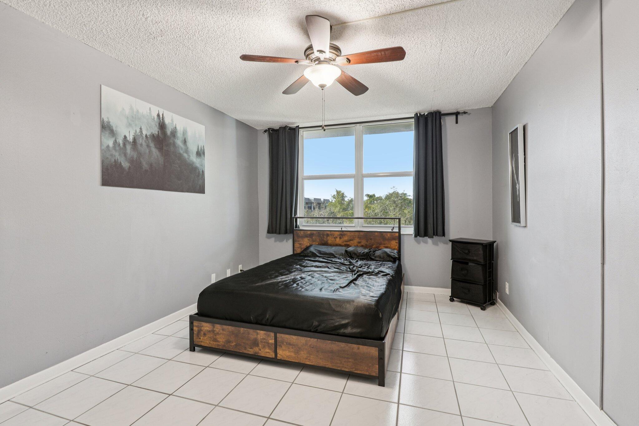 6500 Cypress Road, Unit 508 Plantation, FL 33317 - Photo 19 of 32 a living room with furniture