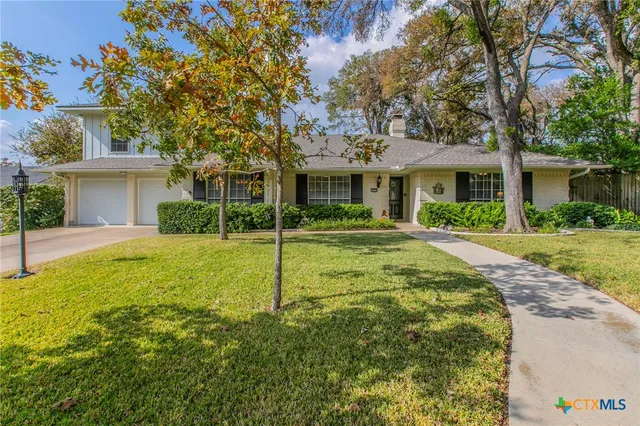 a view of house with a yard