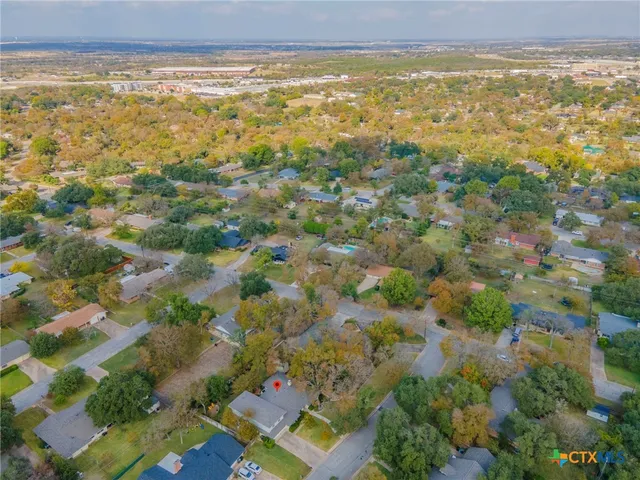 a picture of a wall with a white wall