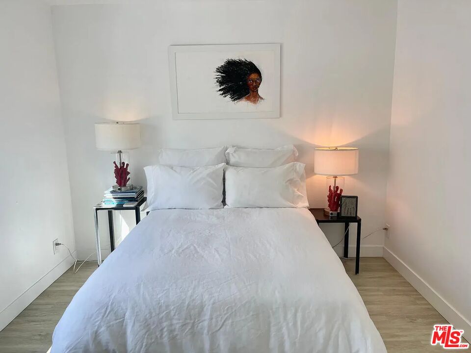 36 Anchorage Street, Unit 1 Venice, CA 90292 - Photo 15 of 32 a bedroom with a bed and a lamp