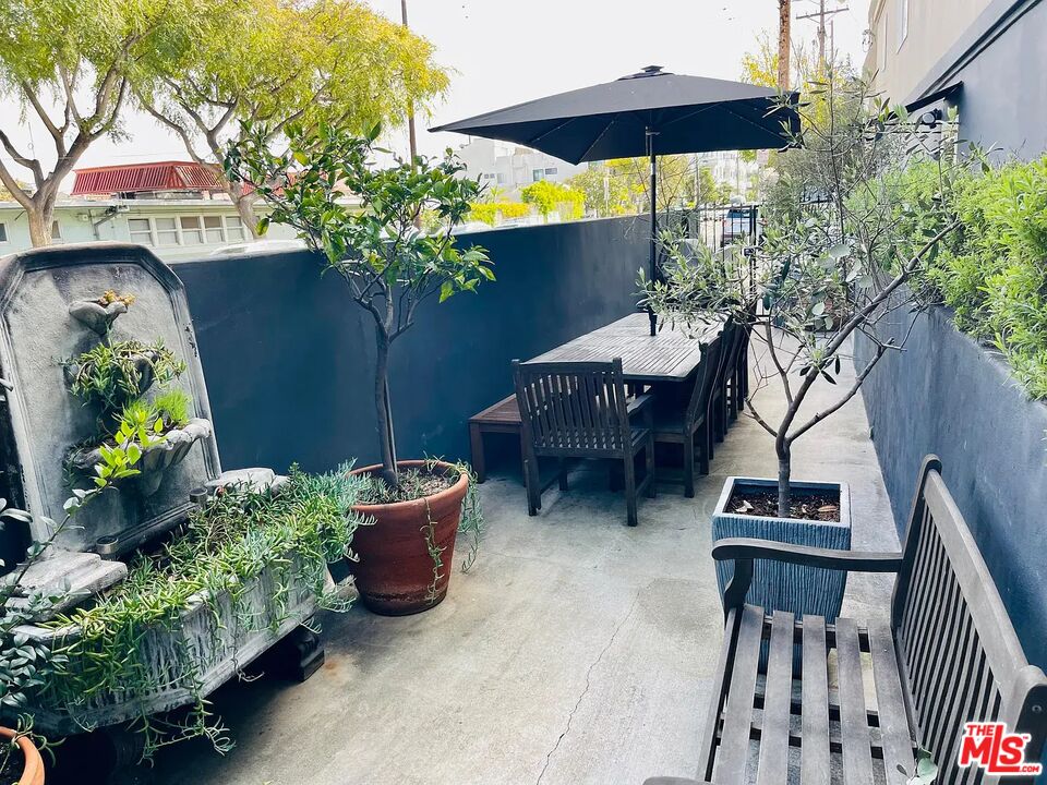 36 Anchorage Street, Unit 1 Venice, CA 90292 - Photo 3 of 32 a backyard of a house with table and chairs