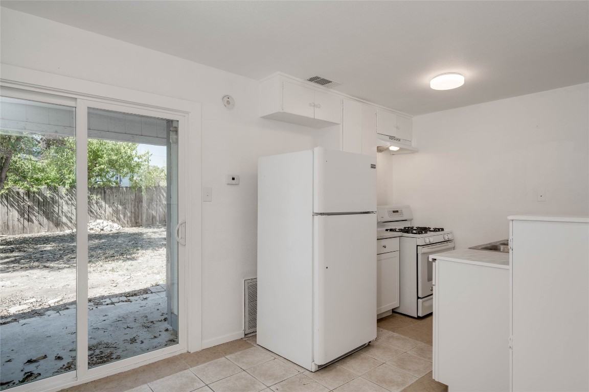 1303 East St Johns Avenue Austin, TX 78752 - Photo 11 of 30 a room with a washer and dryer