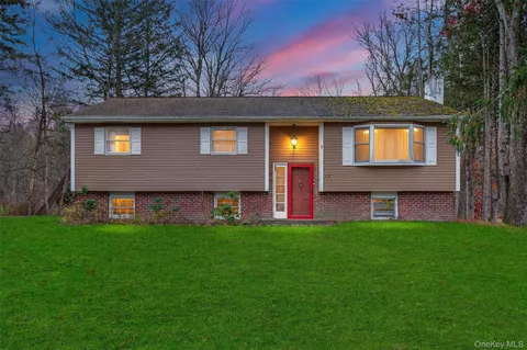 $325,000 | 12 Robert Drive, Hyde Park, NY 12538