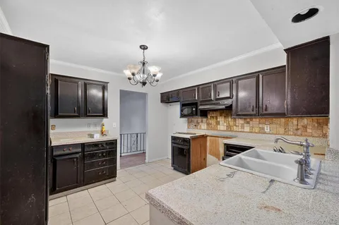 $325,000 | 12 Robert Drive, Hyde Park, NY 12538