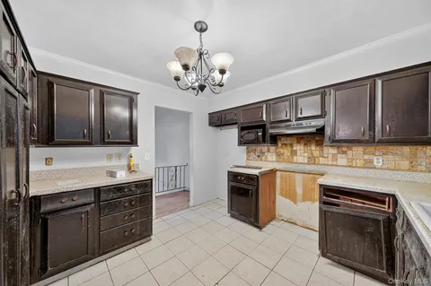 $325,000 | 12 Robert Drive, Hyde Park, NY 12538