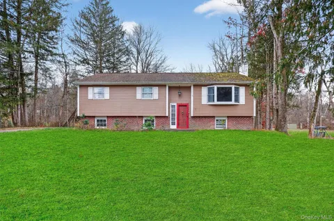 $325,000 | 12 Robert Drive, Hyde Park, NY 12538