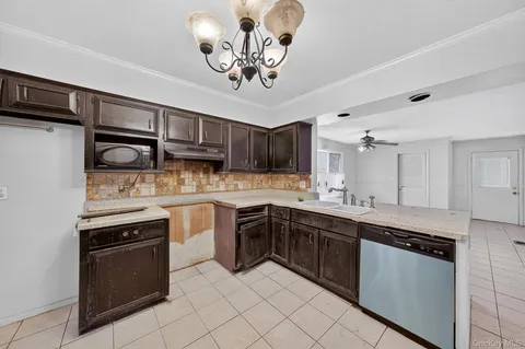 $325,000 | 12 Robert Drive, Hyde Park, NY 12538