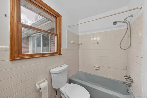 $325,000 | 12 Robert Drive, Hyde Park, NY 12538